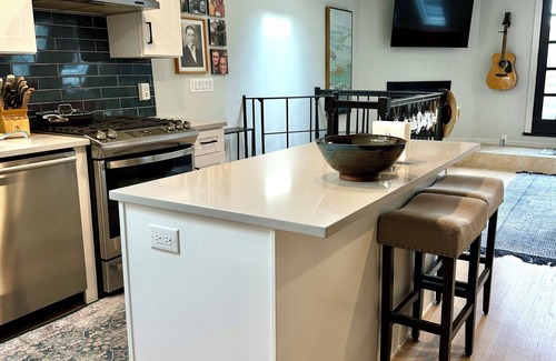 Roscoe Village Bed & Breakfast | Unique Chicago Penthouse Loft - Amazing Deal & Location