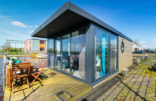 Steenwijk Boat Rental | Unique Houseboat in Steenwijk near Giethoorn