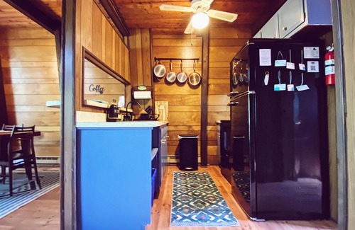 Hamlin Ski Chalet | Unique Insta-Worthy Poconos Chalet - Fireplace/Pool/Beach/Lake/Fire Pit