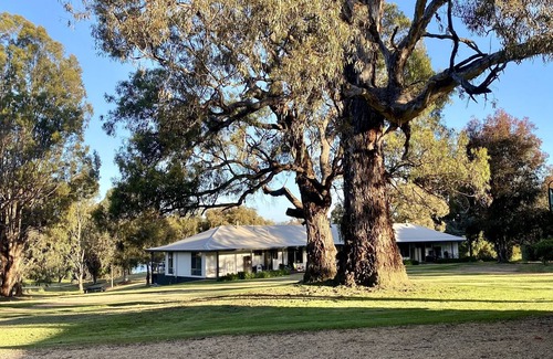 Mansfield House | Unique Lake eildon frontage retreat, house/2units Mansfield+ 45min from MtBuller