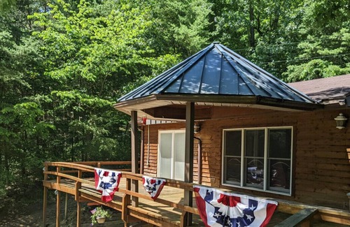 Taswell House | Unique Lodge Style Cabin With Hot Tub!