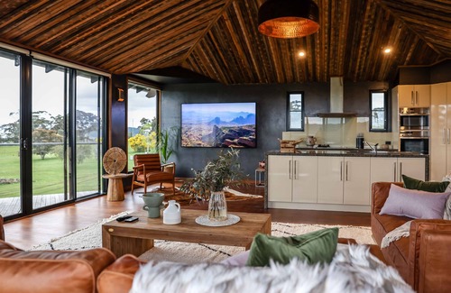 Hepburn Cottage | Unique luxury + salvage + African theming = Heaven
