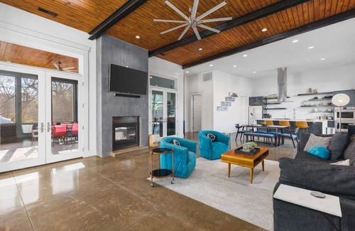 Urbandale Nations House | Unique Modern Ranch with Pool, Hot Tub, Grill & Fireplace