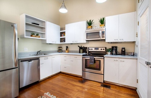 Old City Apartment | Unique Old City Loft - Minutes from Market Square