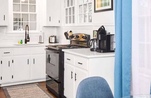 Midtown House | Unique Plaid Home, Min Away from Memorial&SSU+Pets