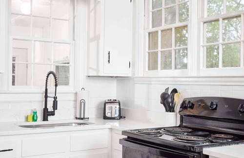 Midtown House | Unique Plaid Home, Min Away from Memorial&SSU+Pets