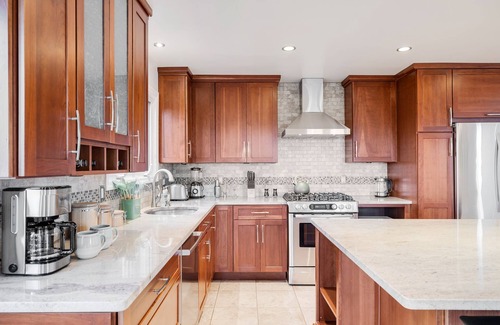 Monroe House | Unique Scenic home with King suite & Hot tub