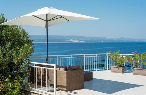 Pisak Villa | Unique seafront Villa, stunning seaviews, privacy, 3 min walk to Center & Beach