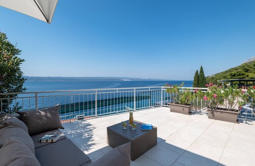 Pisak Villa | Unique seafront Villa, stunning seaviews, privacy, 3 min walk to Center & Beach