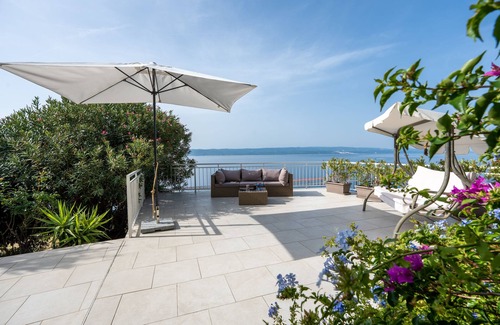 Pisak Villa | Unique seafront Villa, stunning seaviews, privacy, 3 min walk to Center & Beach