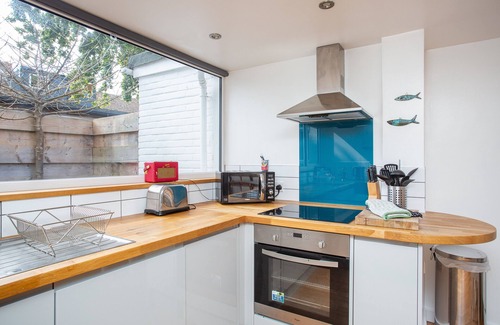 South Hayling Cottage | Uniquely designed space in a-quiet setting moments from beech.