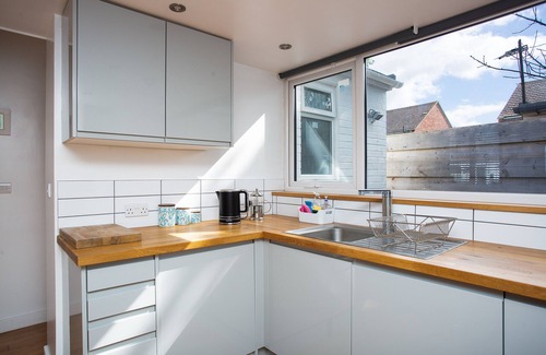 South Hayling Cottage | Uniquely designed space in a-quiet setting moments from beech.