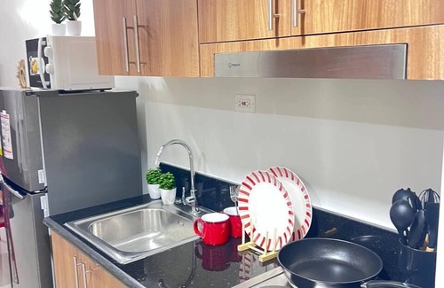 Barangay 76 Apartment | UnistayShore3 Poolview wbal near airport