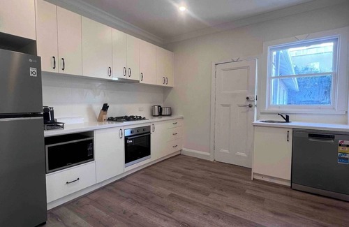 Brighton House | Unit 2 250m to Famous Beach Boxes