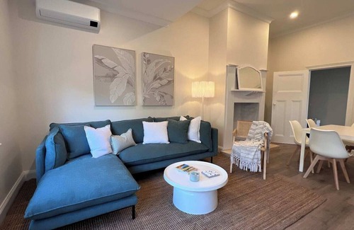 Brighton House | Unit 2 250m to Famous Beach Boxes