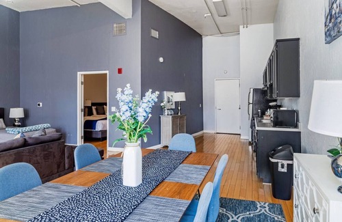 Gaslamp Quarter Hotel | UNIT #201 1-bedroom/1-bath 700 sq. ft suite with Parking & 4 Beds including a full kitchen - Washer/Dryer