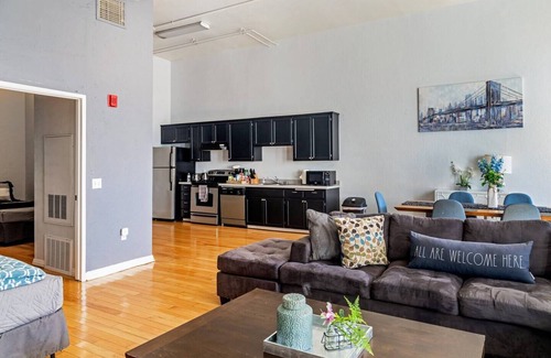 Gaslamp Quarter Hotel | UNIT #201 1-bedroom/1-bath 700 sq. ft suite with Parking & 4 Beds including a full kitchen - Washer/Dryer