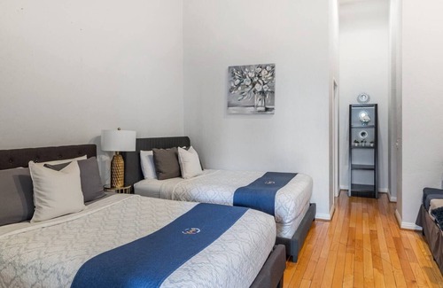 Gaslamp Quarter Hotel | UNIT #201 1-bedroom/1-bath 700 sq. ft suite with Parking & 4 Beds including a full kitchen - Washer/Dryer
