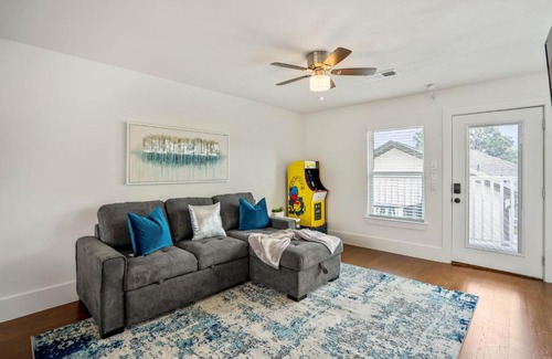Greater East End Apartment | Universal Apartment at East Downtown