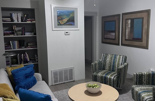 South Park Apartment | University home Cozy 2-bed great location safe hospital & UD nearby AC, WiFi
