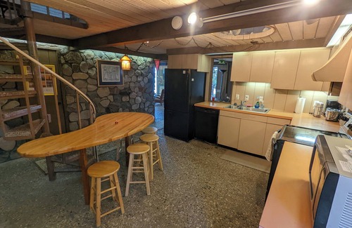 Lake Township Cabin | Unplug, Unwind, and Escape at Lwardcove's private beach!