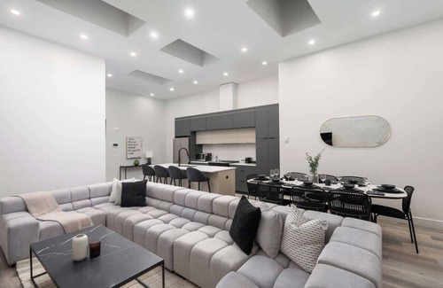 Griffintown Apartment | Unreal 2 BDR in Heart of MTL With Shared Patio