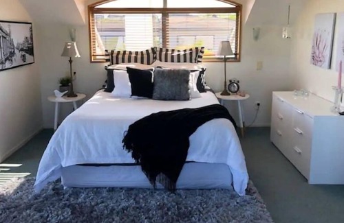 Rothesay Bay House | Unwind @ 5-Star Ensuite with Sea View and Pool