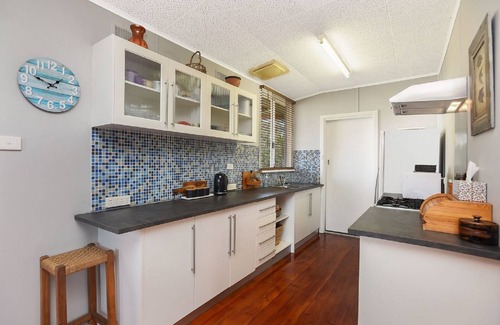 Middleton House | Unwind Accommodation | 2BR Beach Cottage, Pet Friendly, Walk to Surf