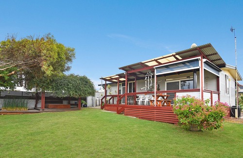 Middleton House | Unwind Accommodation | 2BR Beach Cottage, Pet Friendly, Walk to Surf