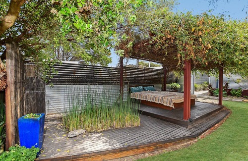 Middleton House | Unwind Accommodation | 2BR Beach Cottage, Pet Friendly, Walk to Surf