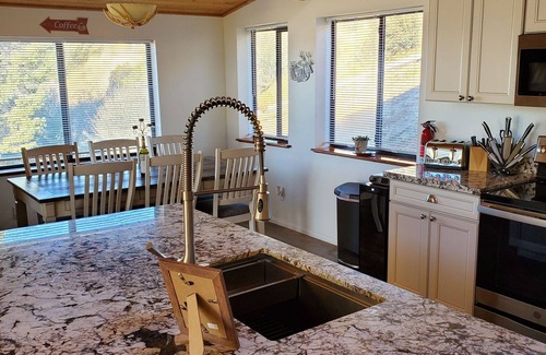 Strawberry Cabin | Unwind and Uncork with Panoramic Views and Modern Rustic Charm