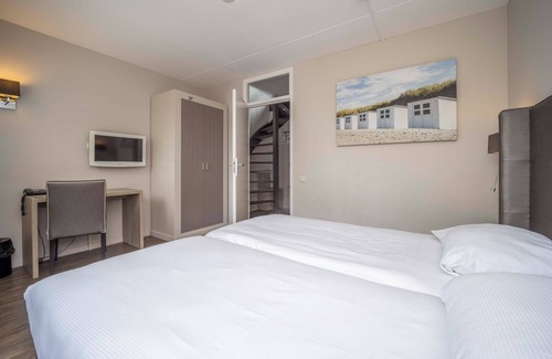 Westkapelle Hotel | Unwind in Comfort w/Breathtaking Views of the Dunes – Ideal Beachfront Escape!