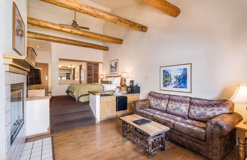 Bass Lake Hotel | Unwind in Luxurious Lakeview Chalet w/Scenic Nature, Perfect Thrill & Relaxation