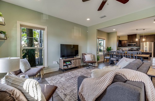 Old East Hill House | Unwind in Urban Bliss: Relax Near Downtown Nightlife & Pensacola Beach