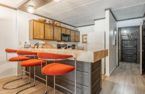 Mammoth Lakes House | Updated 2 Bedroom 2 Bathrooms 1849 Condos #109 Steps to Canyon Lodge Sleeps 6