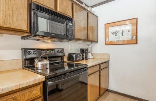 Mammoth Lakes House | Updated 2 Bedroom 2 Bathrooms 1849 Condos #109 Steps to Canyon Lodge Sleeps 6