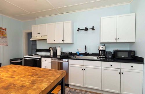 St. Albans Historic District Apartment | Updated 2BR, 5min/NWMC, 5min/Dwntwn, Prvt Parking