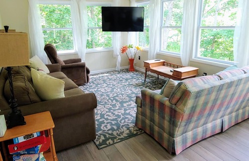 Pulaski House | Updated 3BD/2BA Waterfront Home on a Private Lot