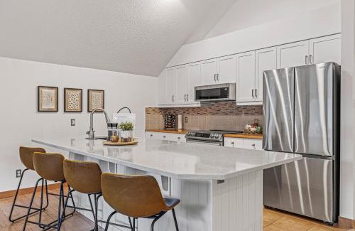 Canmore Apartment | UPDATED Attractive Downtown Condo! Sleeps 10, Hot Tub, Mountain Views managed by Little Sister Getaways