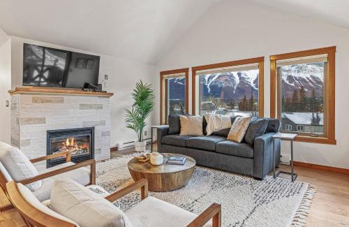 Canmore Apartment | UPDATED Attractive Downtown Condo! Sleeps 10, Hot Tub, Mountain Views managed by Little Sister Getaways