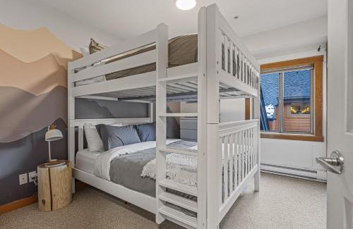 Canmore Apartment | UPDATED Attractive Downtown Condo! Sleeps 10, Hot Tub, Mountain Views managed by Little Sister Getaways