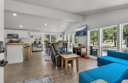La Pine House | Updated Beauty has Queen Suite, Acreage, Pickleball Court and Peacocks!