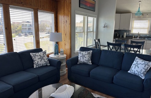 Duck Cottage | Updated, cozy cottage in Duck – 4 bedrooms, in town & oceanside w/views!
