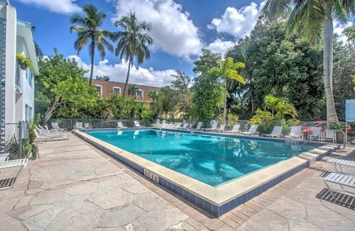 Old Naples Apartment | Updated Dtwn Naples Condo: Across From Beach!