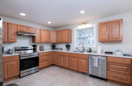 East Haven  Rutland County House | Updated Home, Near Killington and Okemo, Hot Tub, EV Charger