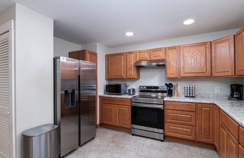 East Haven  Rutland County House | Updated Home, Near Killington and Okemo, Hot Tub, EV Charger
