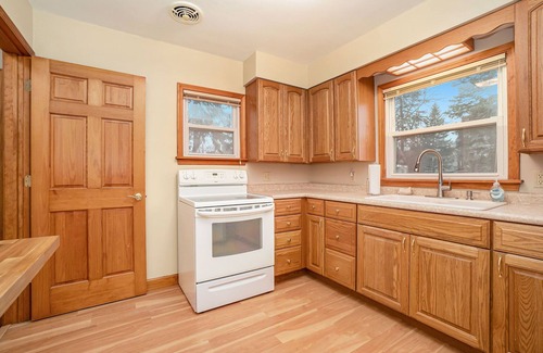 Manistee House | Updated Pet-Friendly Ranch near Downtown