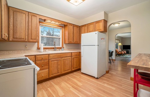 Manistee House | Updated Pet-Friendly Ranch near Downtown