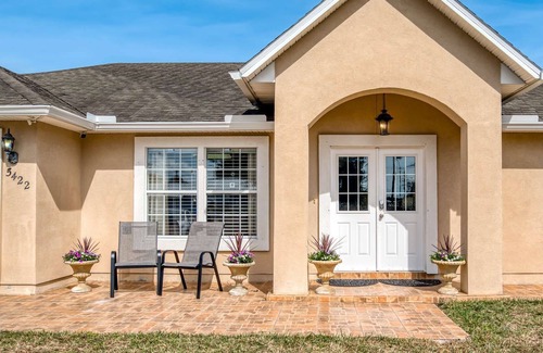 St. Augustine South House | Updated Spacious Home- POOL, 4 mi. to Old City, 5 mi. to Beach, Family Home, Free Attraction tickets