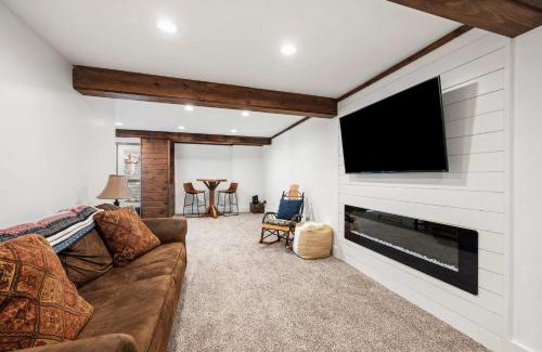 Ellicottville House | Updated townhome - Walk to Holiday Valley